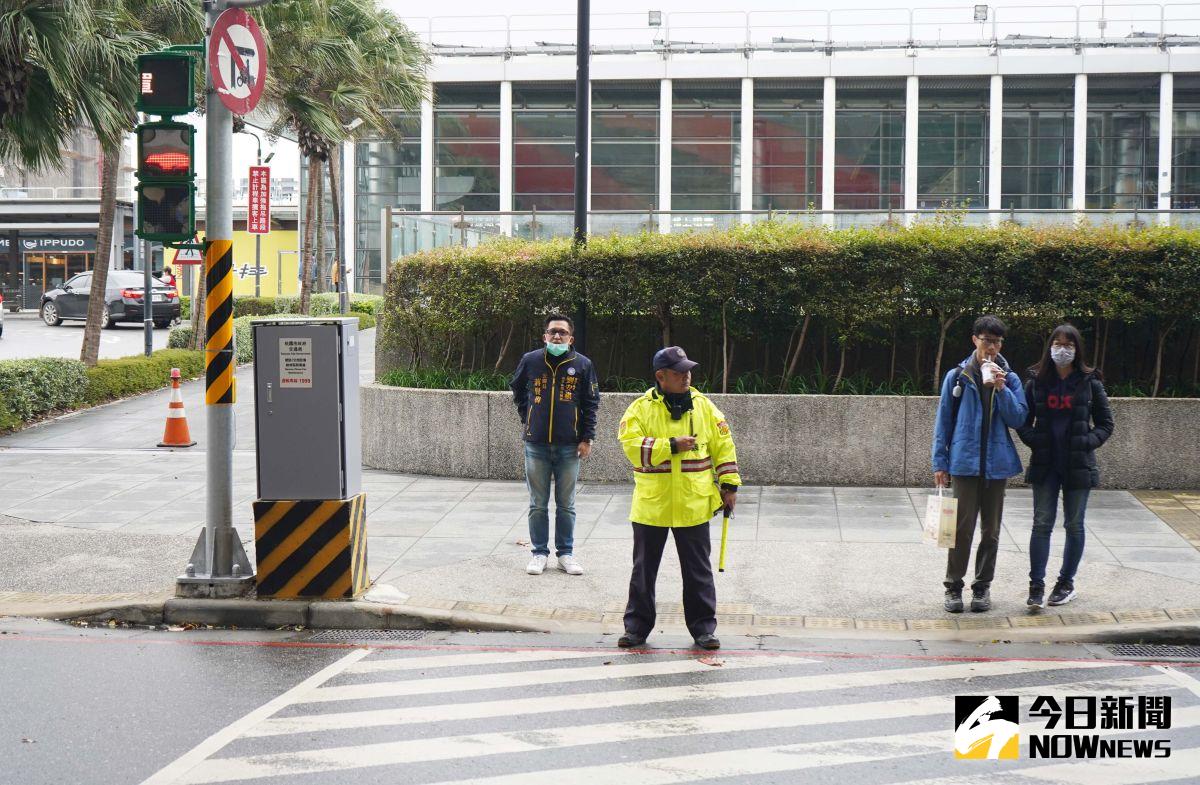 ▲全球首創的企鵝人行號誌在桃園高鐵特區亮相，小綠人換成萌萌的企鵝更加吸睛。（圖／記者李春台攝, 2020.12.14）