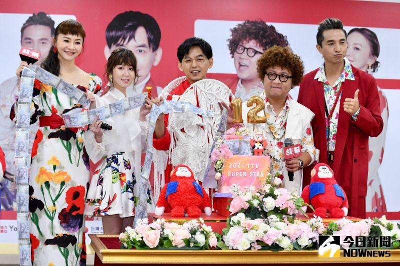 ▲花花(左起)、瑪麗、黃子佼、納豆、王少偉出席主持人亮相記者會。(圖/記者林柏年攝)