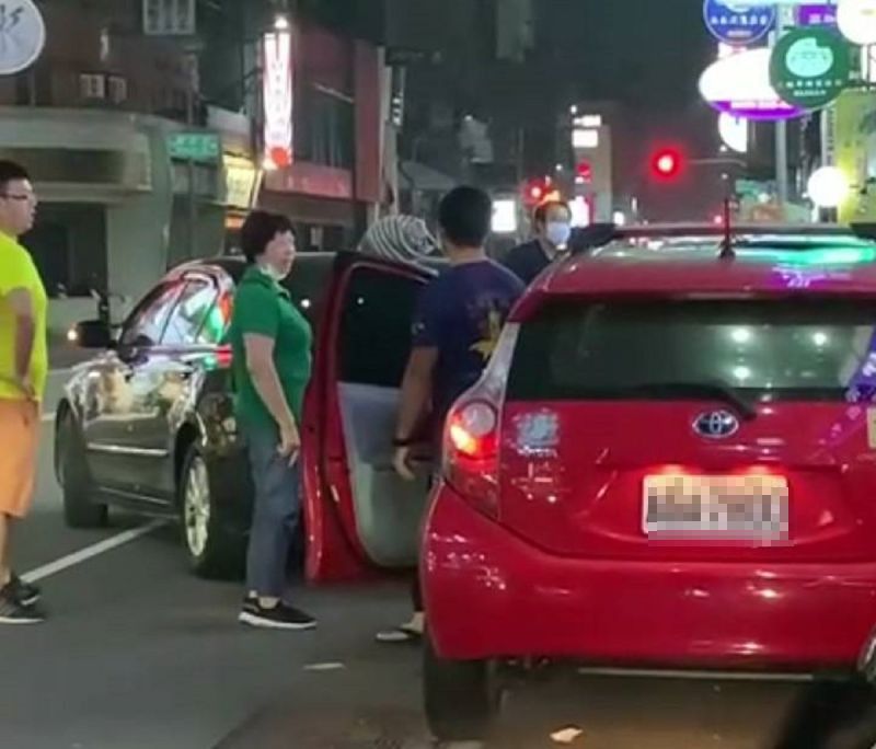 ▲高雄市富民路日前發生停車糾紛，深色轎車駕駛準備倒車進停車格，疑似遭紅車駕駛直接切進去卡位。(圖／截自「爆料公社」)