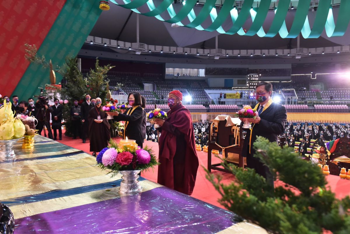 ▲總統蔡英文14日晚間出席靈鷲山水陸法會，與靈鷲山開山住持心道法師一起供燈，虔誠地為全民讀誦祝禱文。（圖／靈鷲山佛教教團提供）