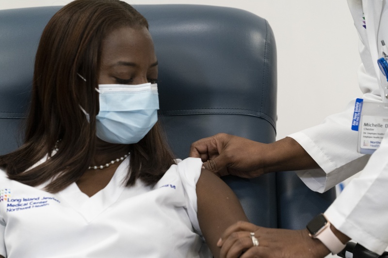 ▲紐約皇后區長島猶太醫學中心的加護病房護士桑德拉，成為全美第一個接種輝瑞疫苗的人。（圖／美聯社／達志影像）