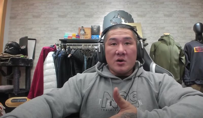 ▲「館長」陳之漢在直播中提到中天的YouTube頻道訂閱人數,質疑是否真有這麼大的效益仍是未知。(圖/翻攝自館長成吉思汗YouTube)