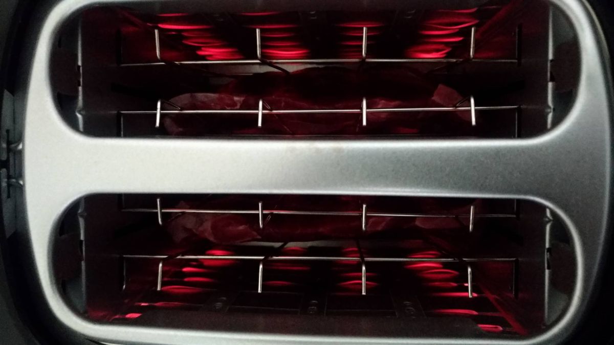 ▲台灣網友實測用烤吐司機烤牛排，成品畫面曝光讓全場笑翻。（圖／翻攝自《爆怨2公社》）