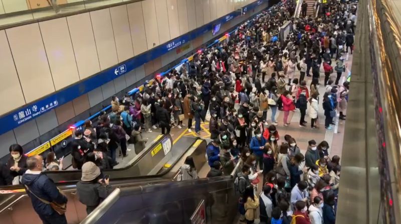 ▲台北捷運今（15）日稍早出現緊急煞車異常，車上1200名旅客也只能等待下一班車。（圖／記者吳承翰攝,2020.12.15）