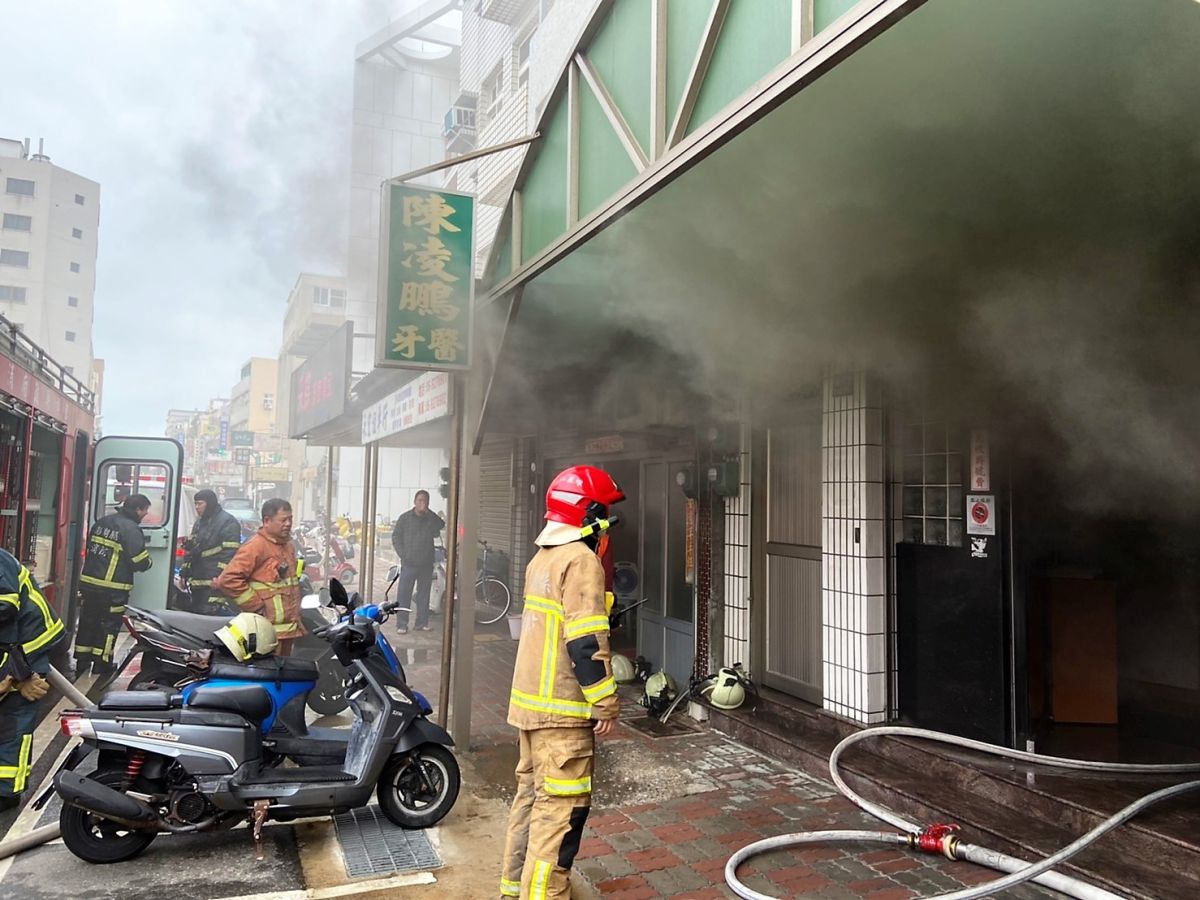 ▲澎湖馬公鬧區的陳凌鵬牙醫診所在15日上午發生火警，消防局派遣8車20人前往現場搶救，因起火點在診所地下室並存放大量醫療耗材，火勢一直到11時13分才撲滅。（圖／澎湖縣消防局提供）