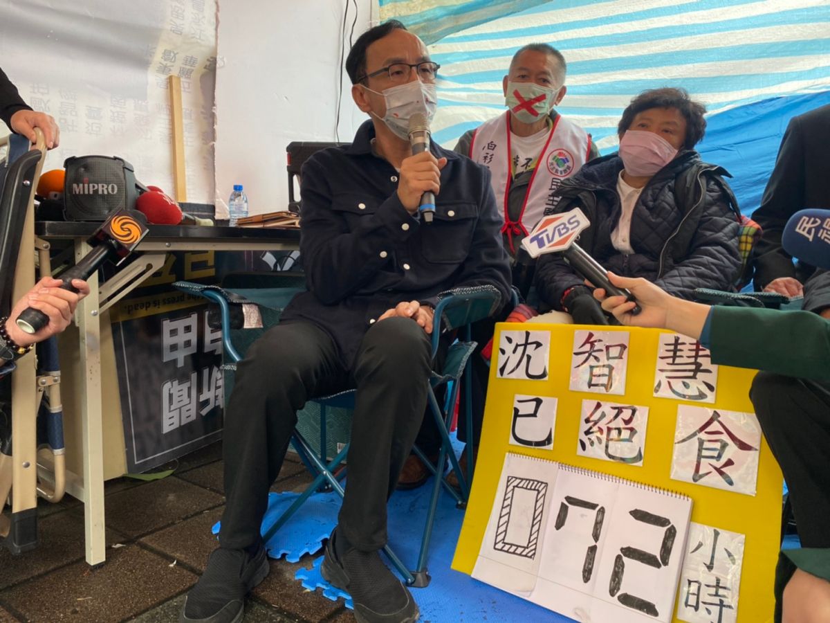 ▲前立委沈智慧絕食，國民黨前主朱立倫前往探視。　（圖／記者吳承翰攝）