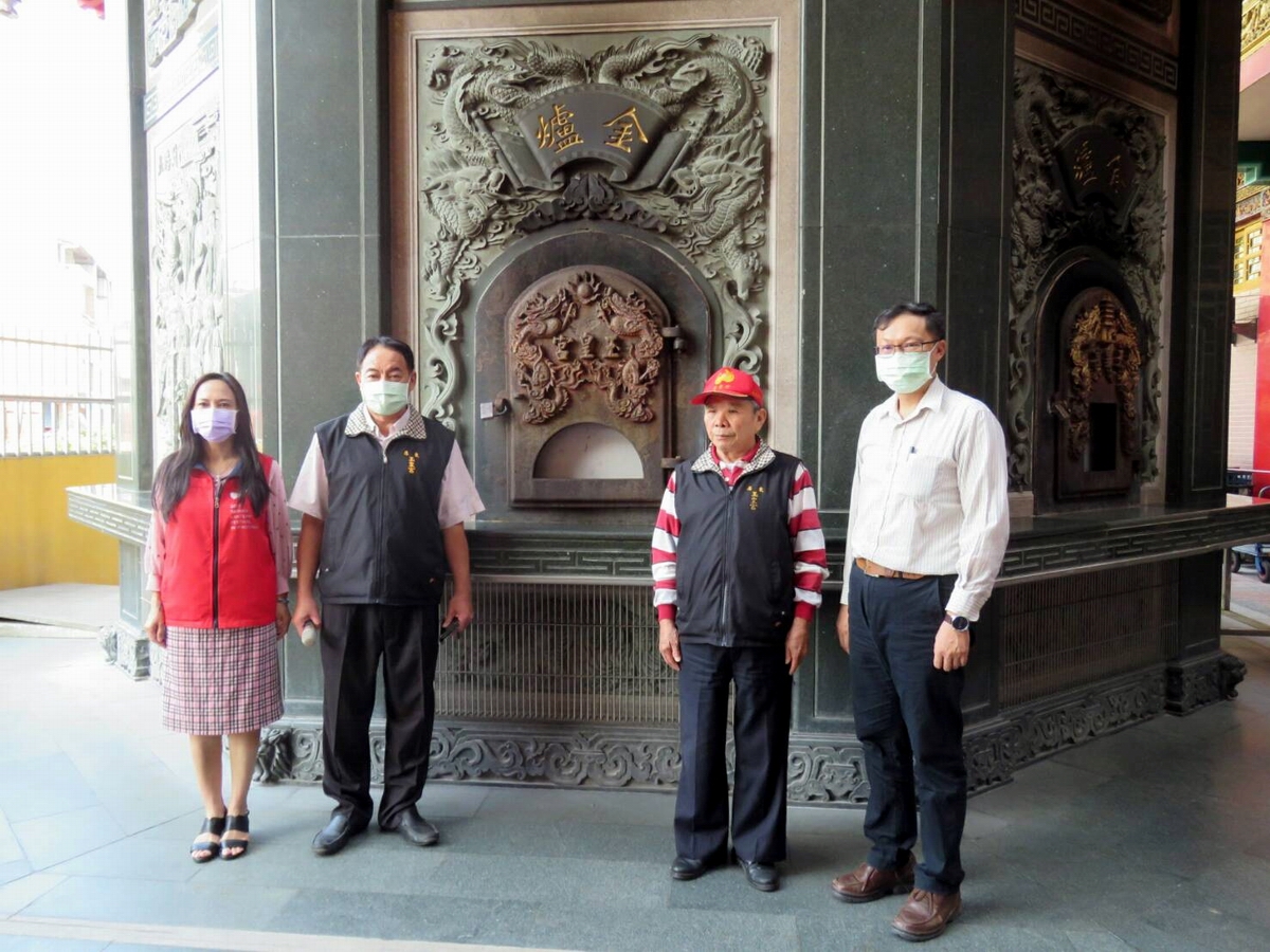 ▲天公做環保屏東玉皇宮今天封爐減少空污，由環保局長顏幸苑（左一）、屏東玉皇宮郭明賢（左二）、屏東玉皇宮主委尤聰敏（右二）、縣府民政處長徐富癸（右一）等人共同舉行封爐儀式。（圖／屏東縣政府提供, 2020.12.15）