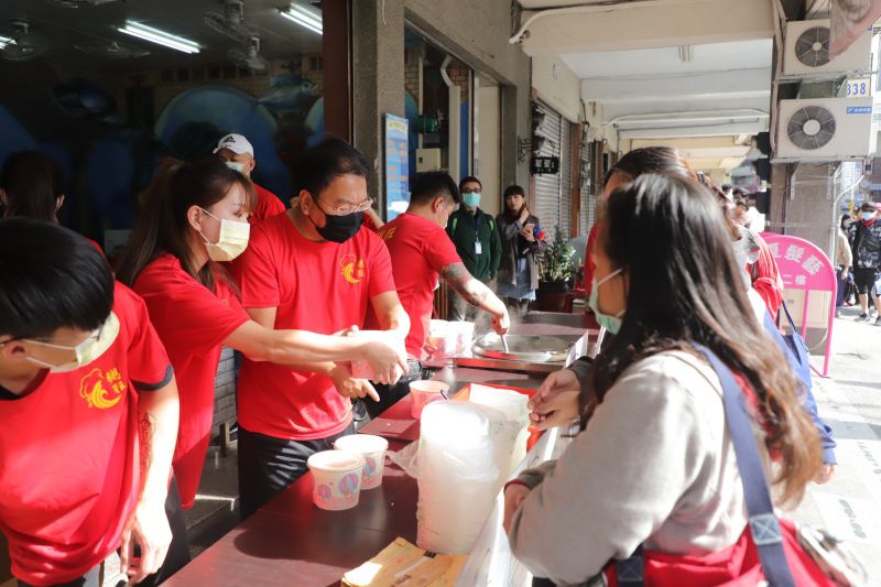▲「粥狂」粥品店，捐贈1,500碗海鮮粥給弱勢團體及有需要之人。(圖／謝志忠服務處提供2020.12.15)