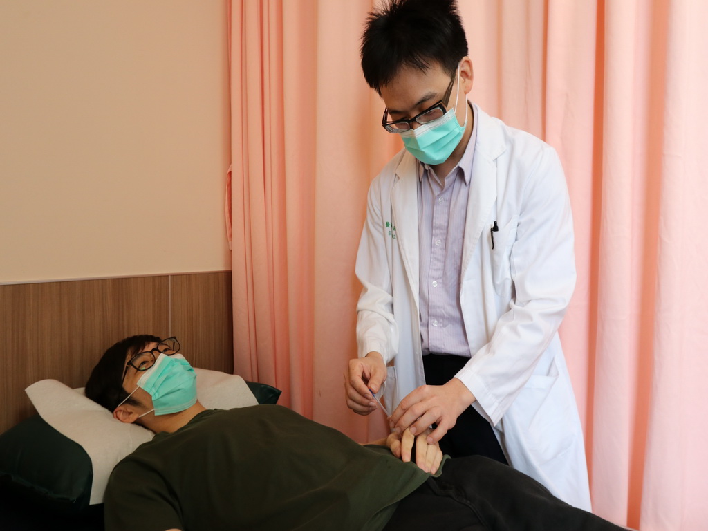 ▲大腸癌化療後，造成的手腳麻木，透過針灸與中藥治療，四肢感覺逐漸恢復(圖／醫院提供)