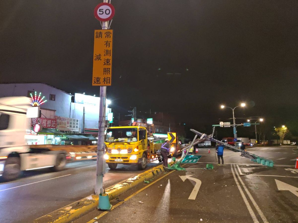 ▲聯結車艙門未關妥，轉彎時應聲撞斷交通號誌造成大塞車。（圖／記者李春台翻攝）