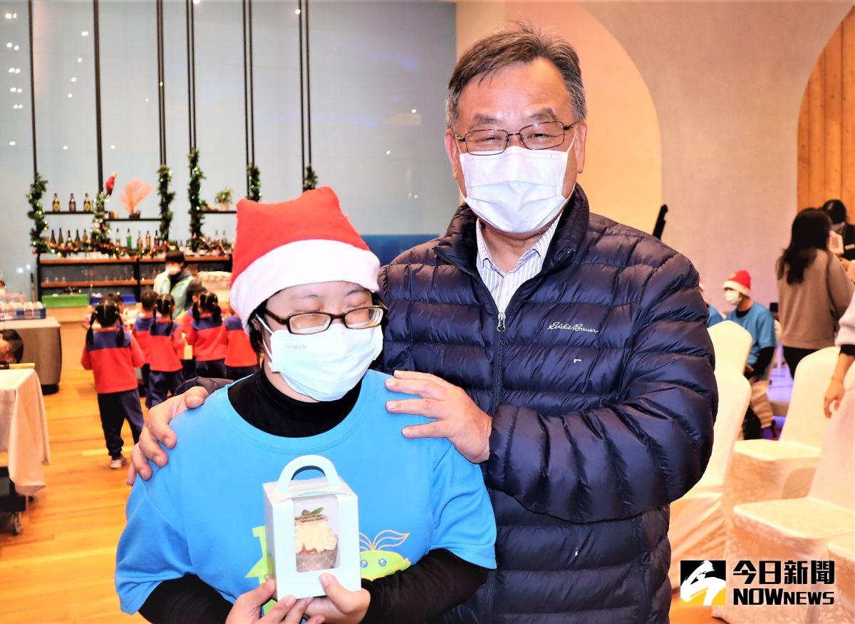 ▲賴峰偉參加｢魔幻聖誕、福朋愛豆｣聖誕聯名商品發表會，盛讚小魔豆們將溫馨的聖誕氣氛烘焙成一個個綿密扎實的杯子蛋糕。（圖／記者張塵攝，2020.12.15）