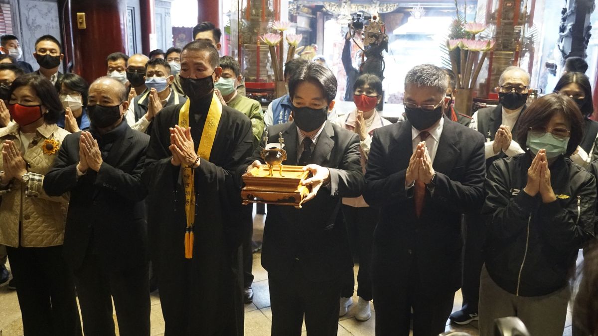 ▲總統賴清德祈求佛祖與媽祖保佑台灣，感恩國人上下一心合作防疫。（圖／記者蘇榮泉攝，2020.12.15）