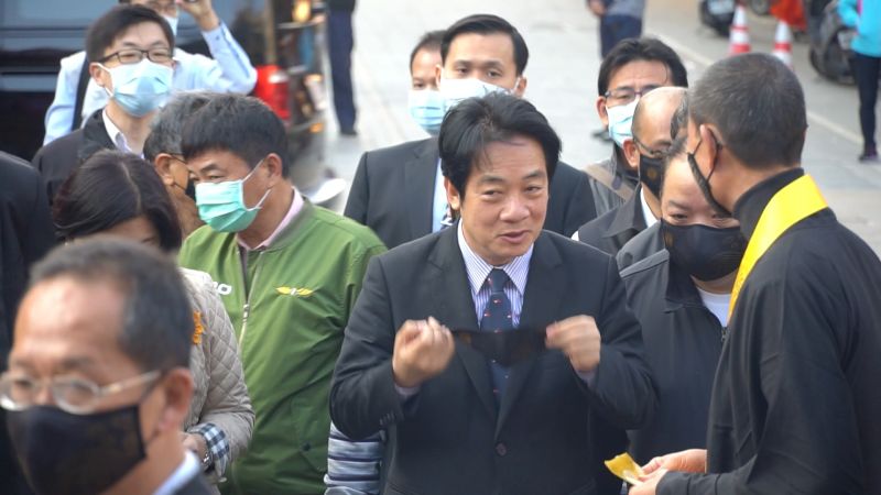 ▲朝天宮董事長蔡咏锝特地送上朝天宮特製七層防護口罩,請副總統賴清德換上。(圖/記者蘇榮泉攝,2020.12.15)