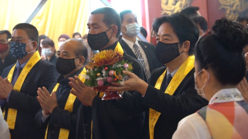 ▲總統賴清德在開香儀式中敬獻供品。(圖/記者蘇榮泉攝,2020.12.15)