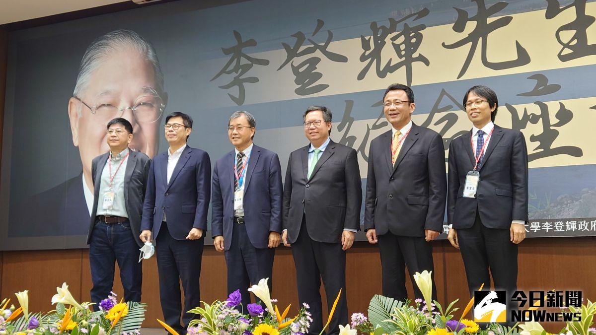 ▲國立中山大學「李登輝先生紀念座談會」下午場次，邀請高雄市長陳其邁與桃園市長鄭文燦對談「野百合世代政治從業者眼中的李登輝」，左起為中山大學社會系教授蔡宏政、高雄市長陳其邁、中山大學校長鄭英耀、桃園市長鄭文燦、中山大學副校長黃義佑、對談主持人中山大學亞太所助理教授黎寶文。（圖／記者鄭婷襄攝）