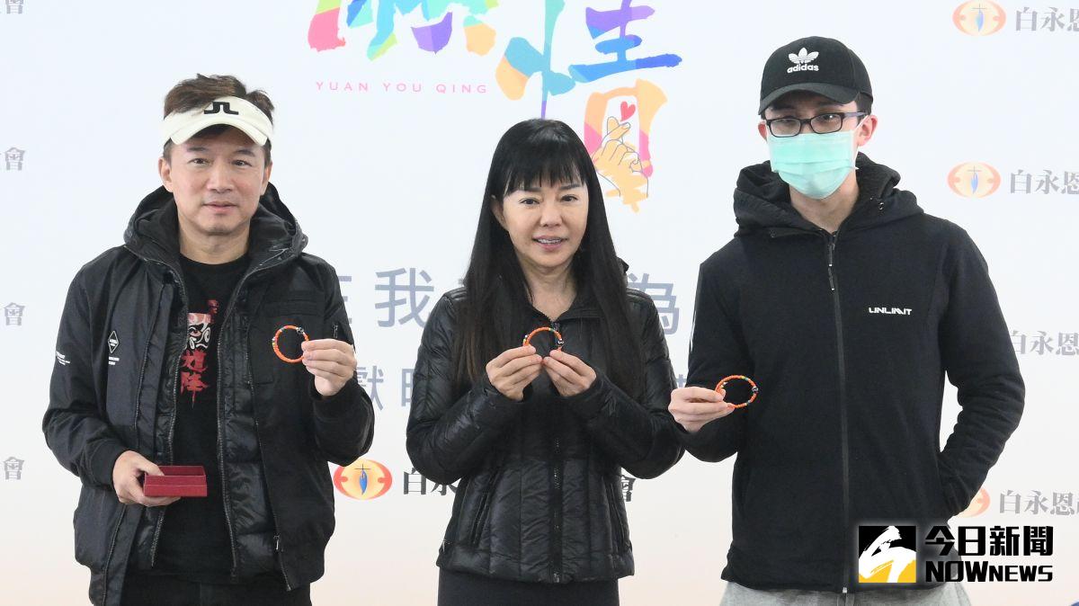 ▲孫鵬（左起）、狄鶯、孫安佐一家人為公益活動合體。（圖 / 記者林柏年攝）