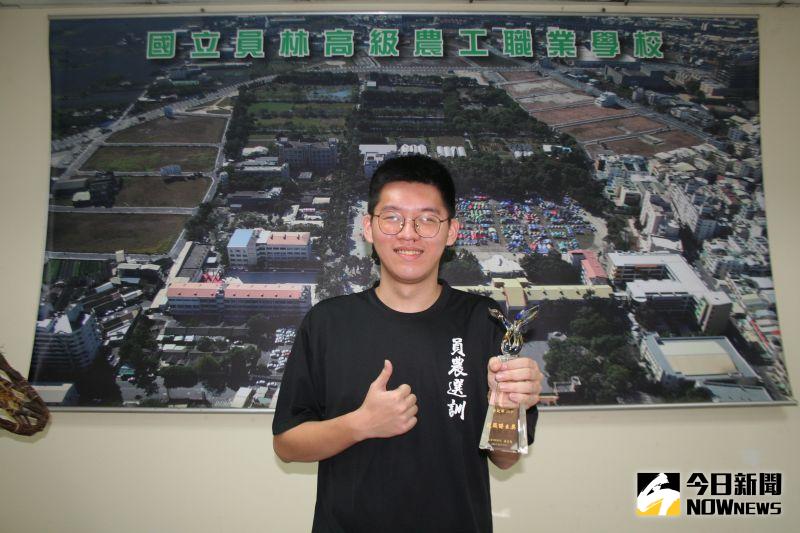 ▲國立員林農工校友蔡致祥就讀職校期間一連拿下8張證照。(圖/記者陳雅芳攝,2020.12.