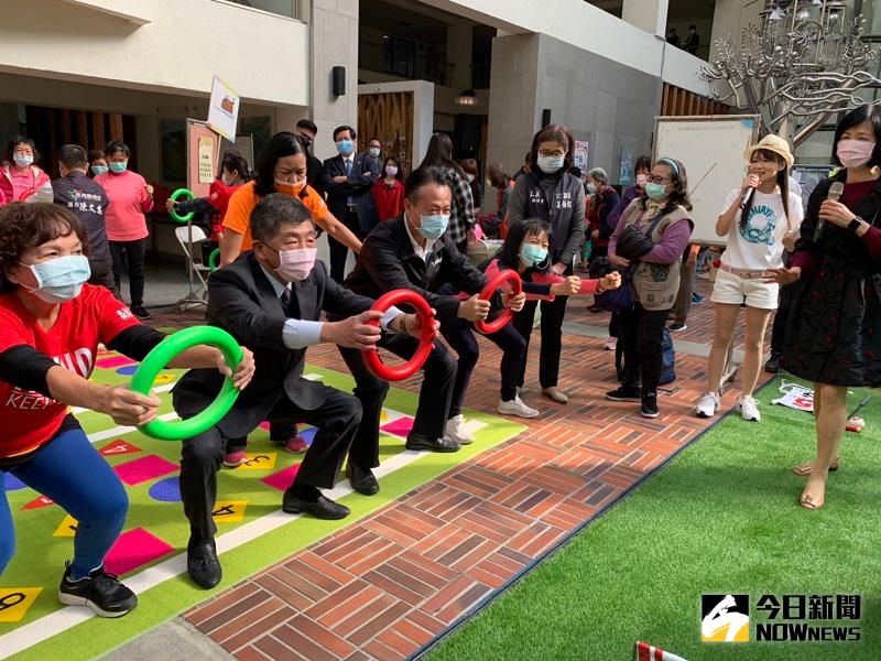 ▲鋼鐵部長陳時中南下嘉義縣見證嘉義縣推動不老運動成果發表，與翁章梁縣長等人一起體驗健康操。(圖／記者陳惲朋攝）