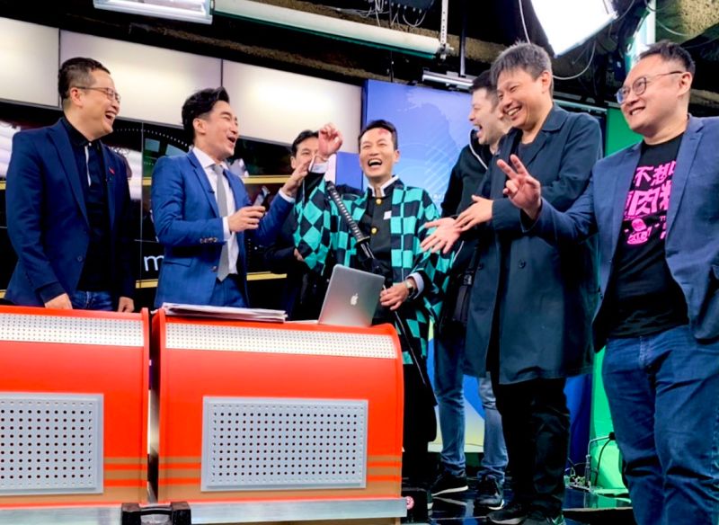 ▲扮成《鬼滅之刃》炭治郎的林嘉源(右四)一行人驚喜探班。(圖/中天新聞台)