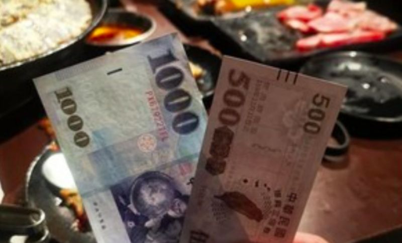 ▲一名網友拿五百元三倍券+上一千元大鈔結帳卻被拒絕。(圖/翻攝爆廢公社二館)