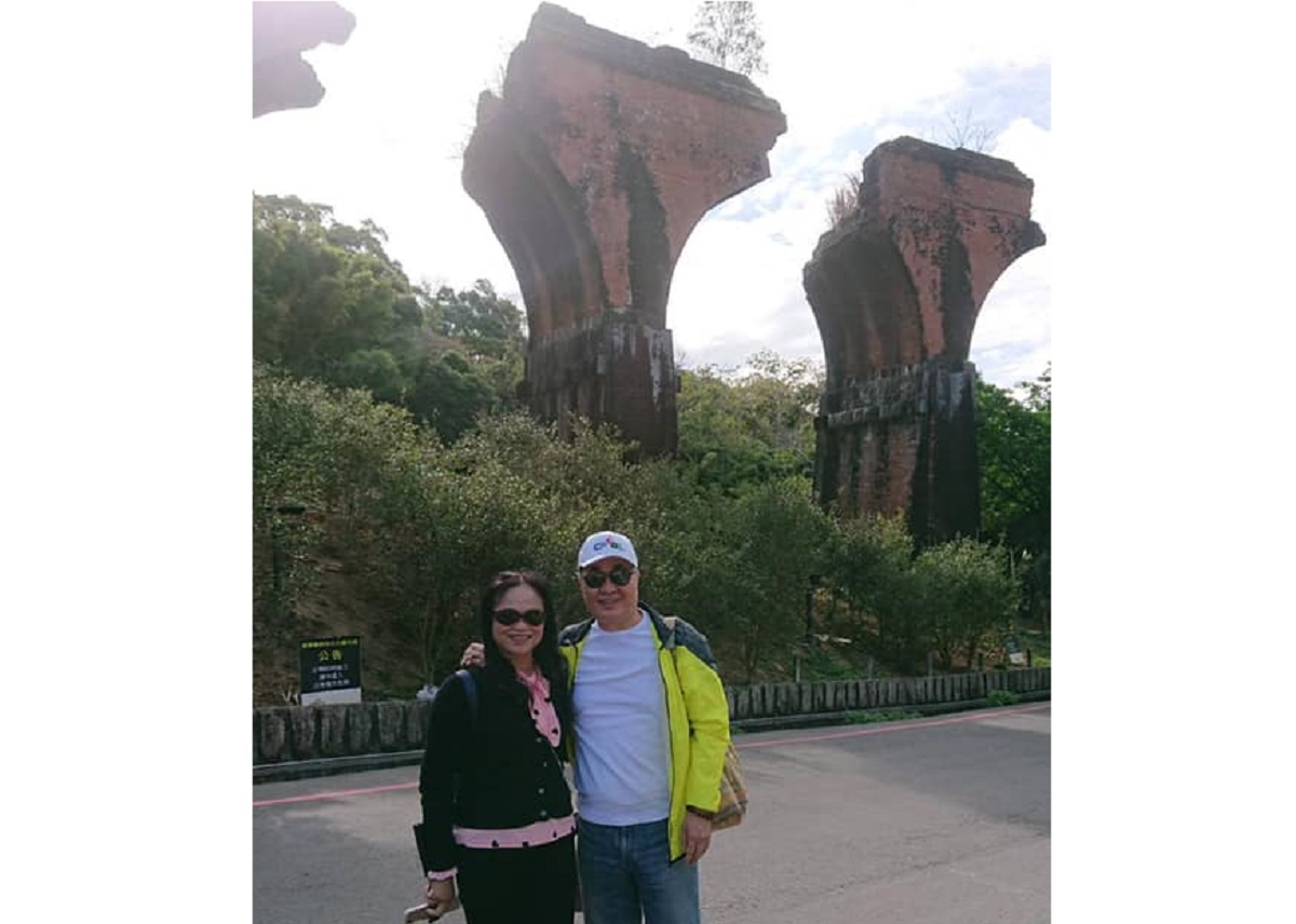 ▲前高雄副市長李四川14日在臉書PO出與妻子同遊苗栗龍騰斷橋的照片，並直說「除了政治外，台灣各地方之人、事、地、物都非常美。」（圖／翻攝自李四川臉書）