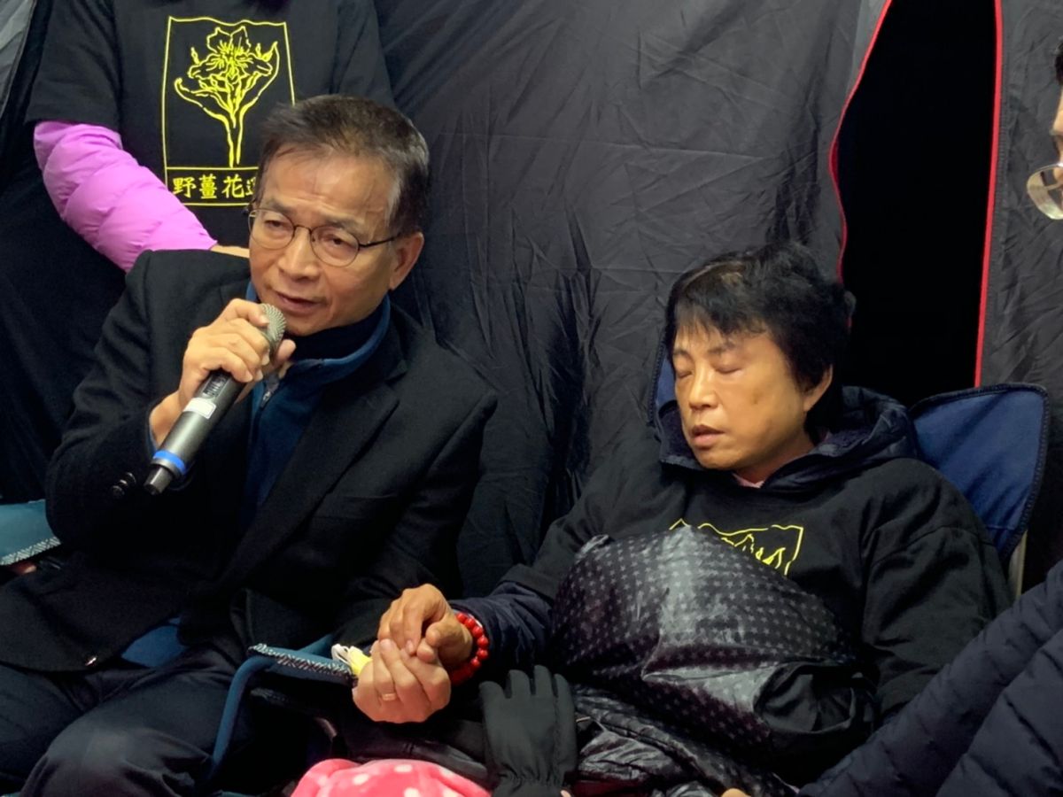 ▲沈智慧發起絕食抗議，國民黨立委賴士葆到場聲援。　（圖／記者吳承翰攝）