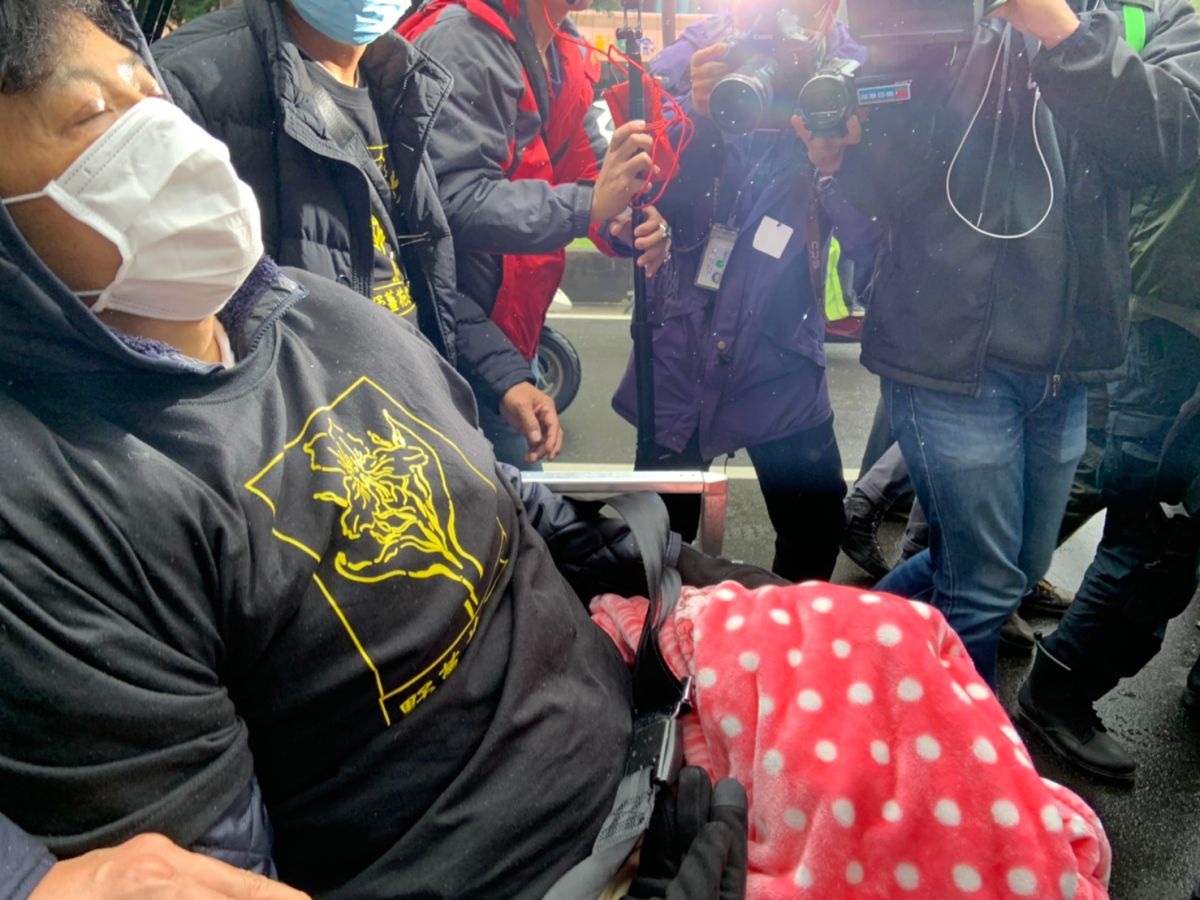 ▲沈智慧絕食逾96小時，16日上午出現血壓不穩的情況，送醫接受治療。　（圖／記者吳承翰攝）