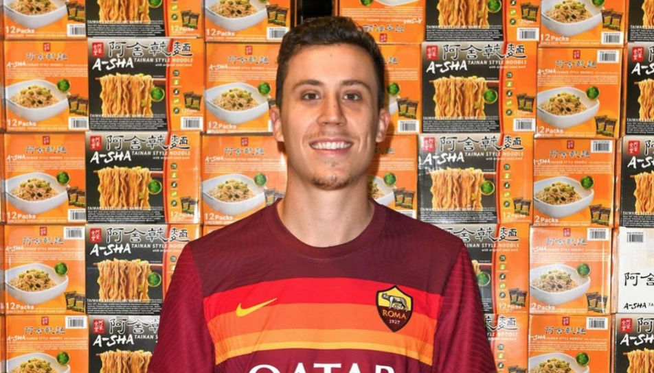 ▲Duncan Robinson分送阿舍乾麵給南灣居民。（圖／取自Duncan RobinsonIG)