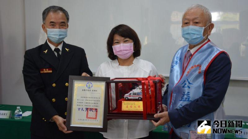 ▲嘉義市長黃敏惠回贈阿南孝司董事長感謝狀和救護車模型。(圖/記者郭政隆攝影2020.12.16)