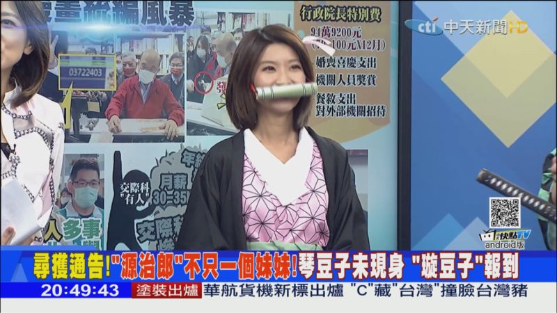 ▲李易璇(下圖後)會站在來賓後方當「背後靈」。(圖