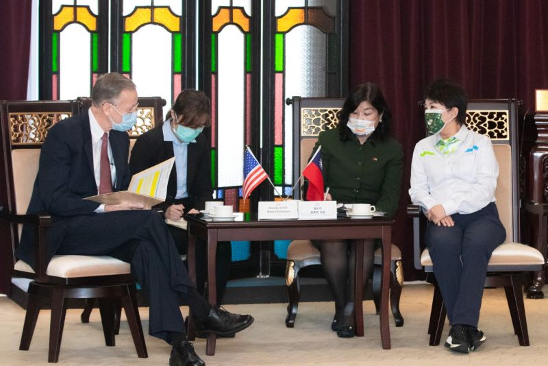 ▲美國在台協會處長酈英傑拜訪台中市政府,市長盧秀燕直接切入萊豬議題。(圖/市政府提供2020.12.16)