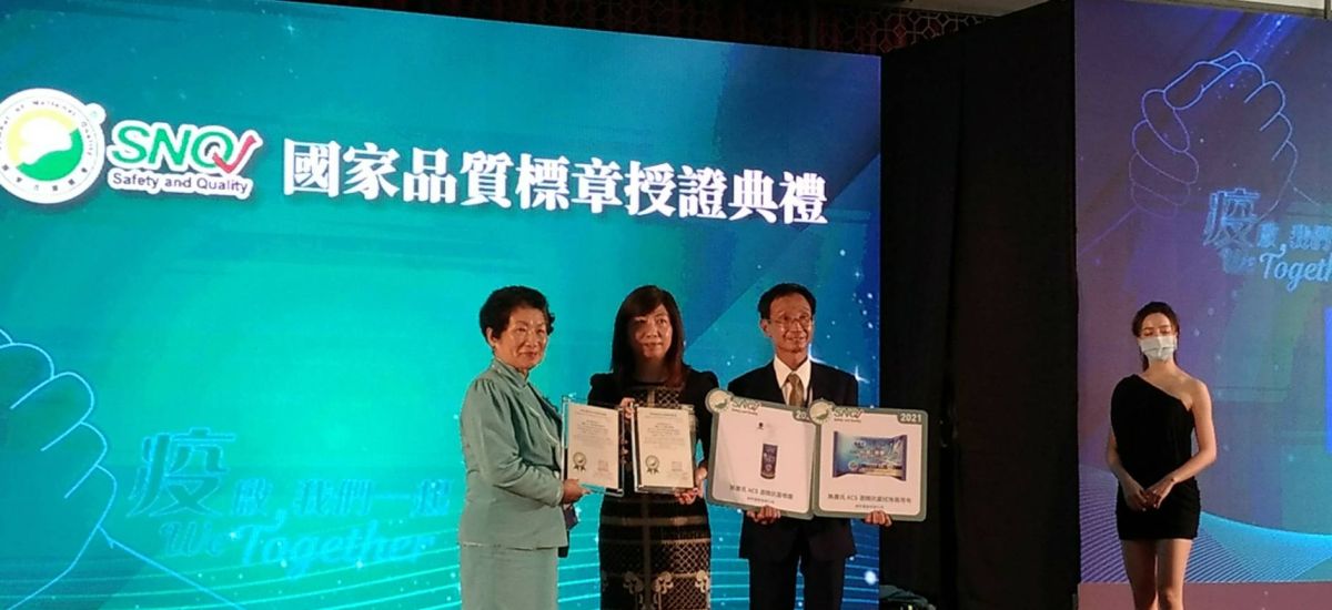 ▲許良珠藥師（左一）及黃必昂廠長（右二）代表受獎。（圖／業者提供）