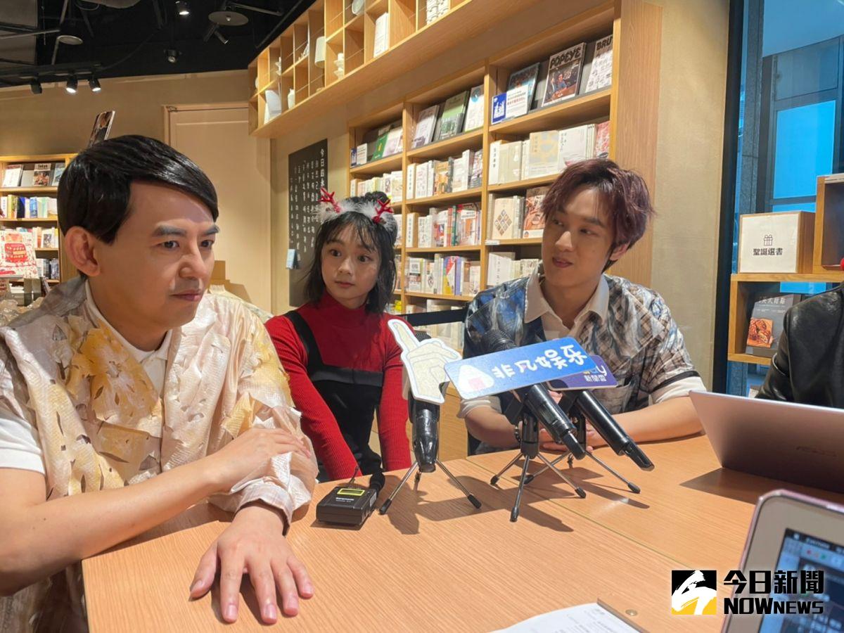 ▲黃子佼（左一）近來工作忙碌，因此還沒架好聖誕樹，以及還沒準備聖誕禮物，讓他無奈自爆對不起太太孟耿如。（圖／記者吳雨婕攝 ,2020.12.16）