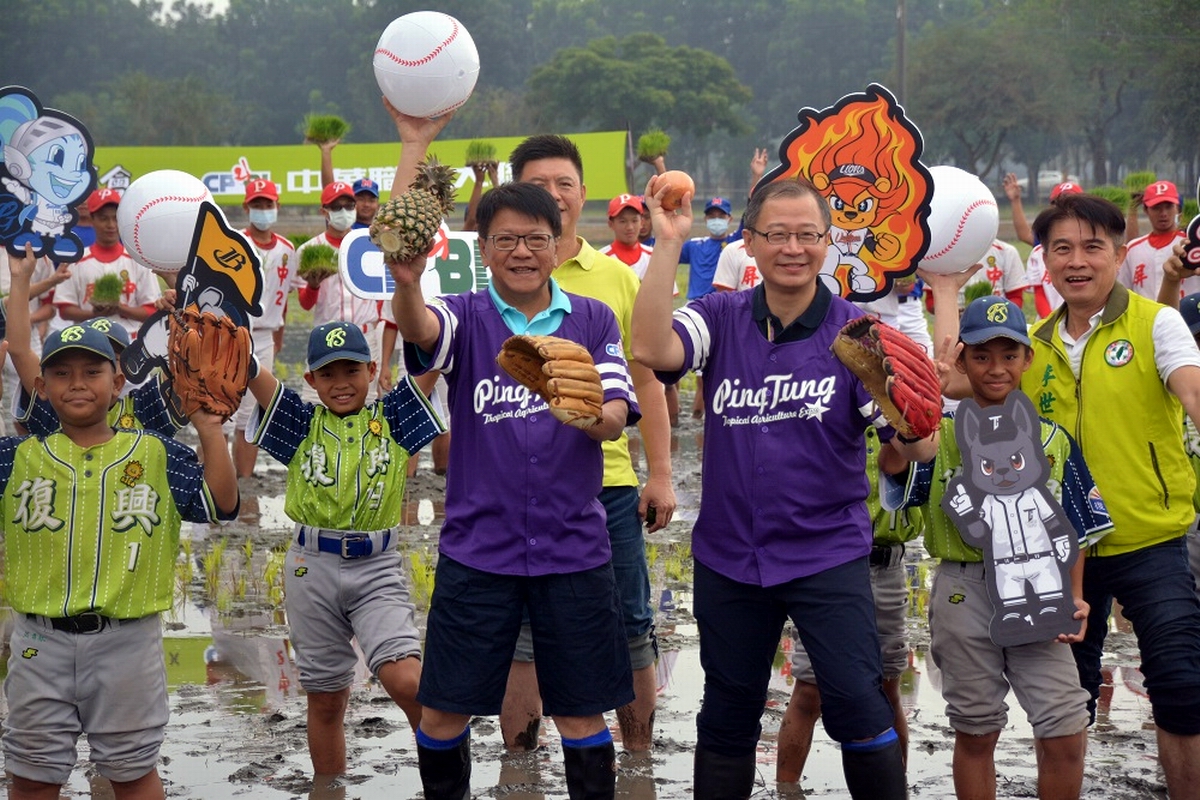 ▲屏東縣政府與中華職棒大聯盟合作，明年彩稻田以職棒5支球隊吉祥物為圖騰，16日上午在熱帶農業示範園區，由縣長潘孟安、中職棒大聯盟會長吳志揚，帶領縣內棒球隊員共同種下希望稻苗。（圖／屏東縣政府提供, 2020.12.16）