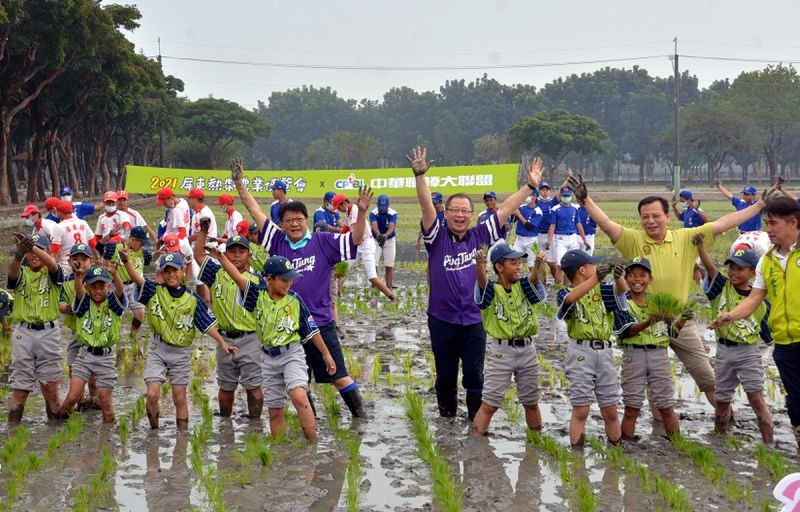 ▲縣長潘孟安、中華職棒大聯盟會長吳志揚共同帶領復興國小、屏東高中、美和高中棒球隊一起種下希望稻苗後，明年春節大家就會看到自己最愛球隊的吉祥物圖騰，邀請全國民眾及各球隊的粉絲一起來熱博朝聖，支持自己最愛的球隊。（圖／屏東縣政府提供,