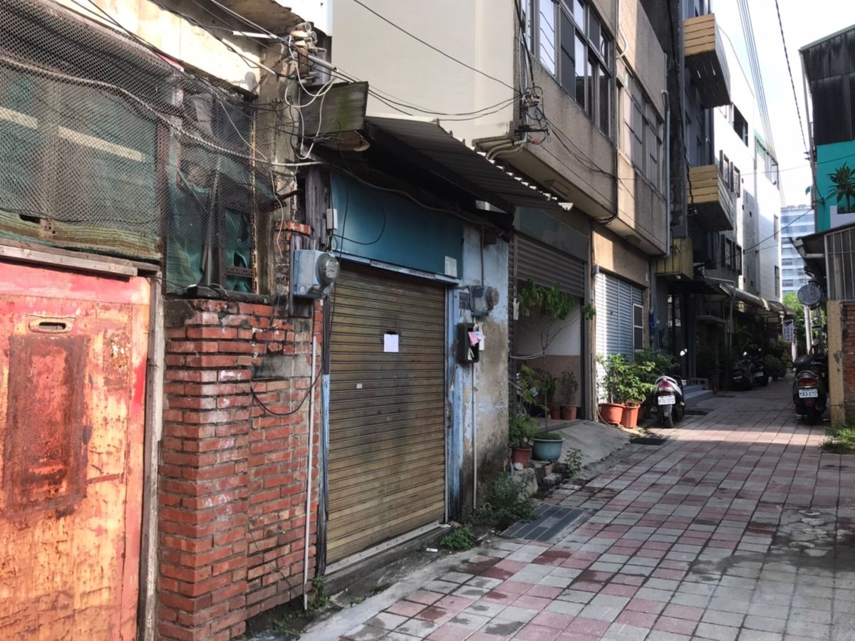 ▲中西區巷弄內有不少老舊透天厝，空間配置上較不符合自住小家庭的需求。（圖／NOWnews資料照片）