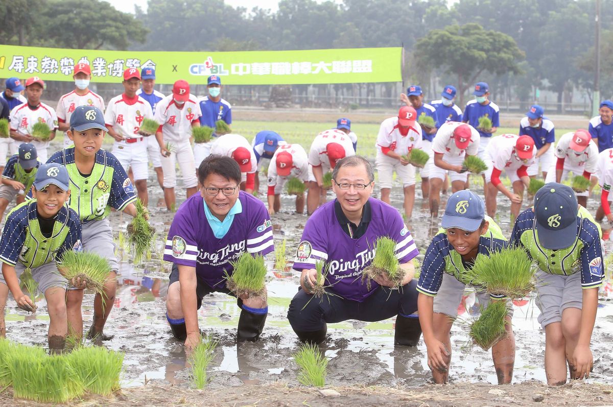 ▲中職會長吳志揚（右）與屏東縣長潘孟安一起插秧。（圖／中職提供）