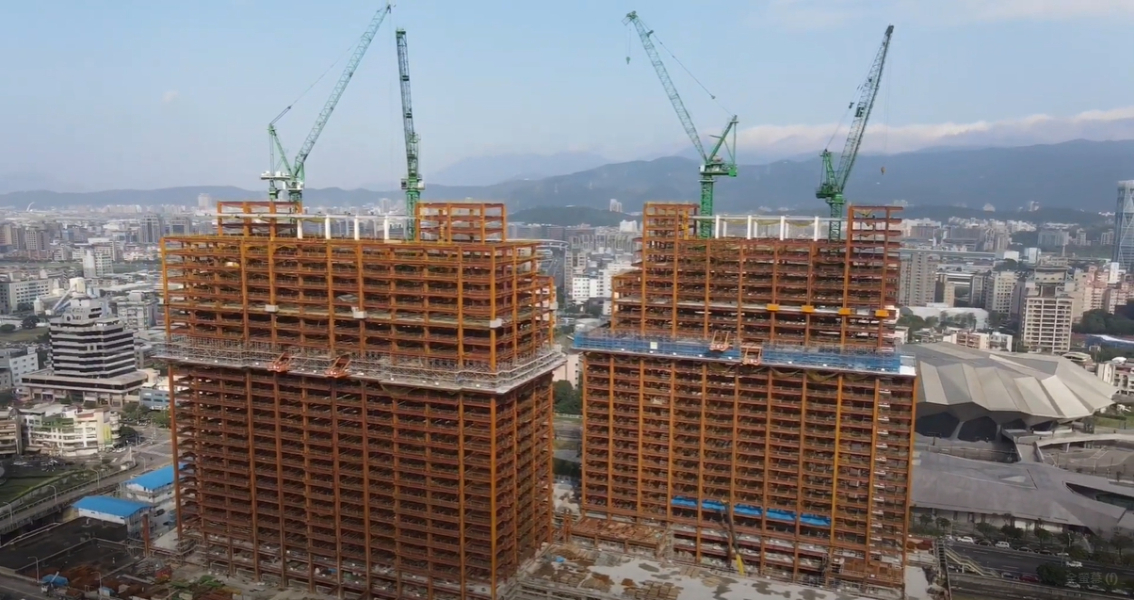 ▲南港機廠社宅16日上午進行上樑典禮，不過其中三房型傳出坪數又超過40坪，恐怕將重演明倫社宅破4萬租金的爭議。（圖／台北市政府都發局提供）