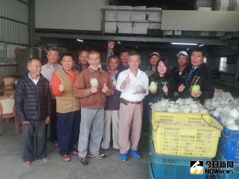 ▲新港鄉長林茂盛、農會總幹事林雅欣與當地種植芭樂農民大力推廣新港芭樂。(圖/記者邱嘉琪攝,2020.12.16)