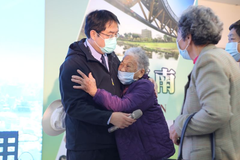 ▲阿嬤熱情的擁抱黃偉哲,現場洋溢溫馨氣息(圖/記者林怡孜攝,2020,12,16)