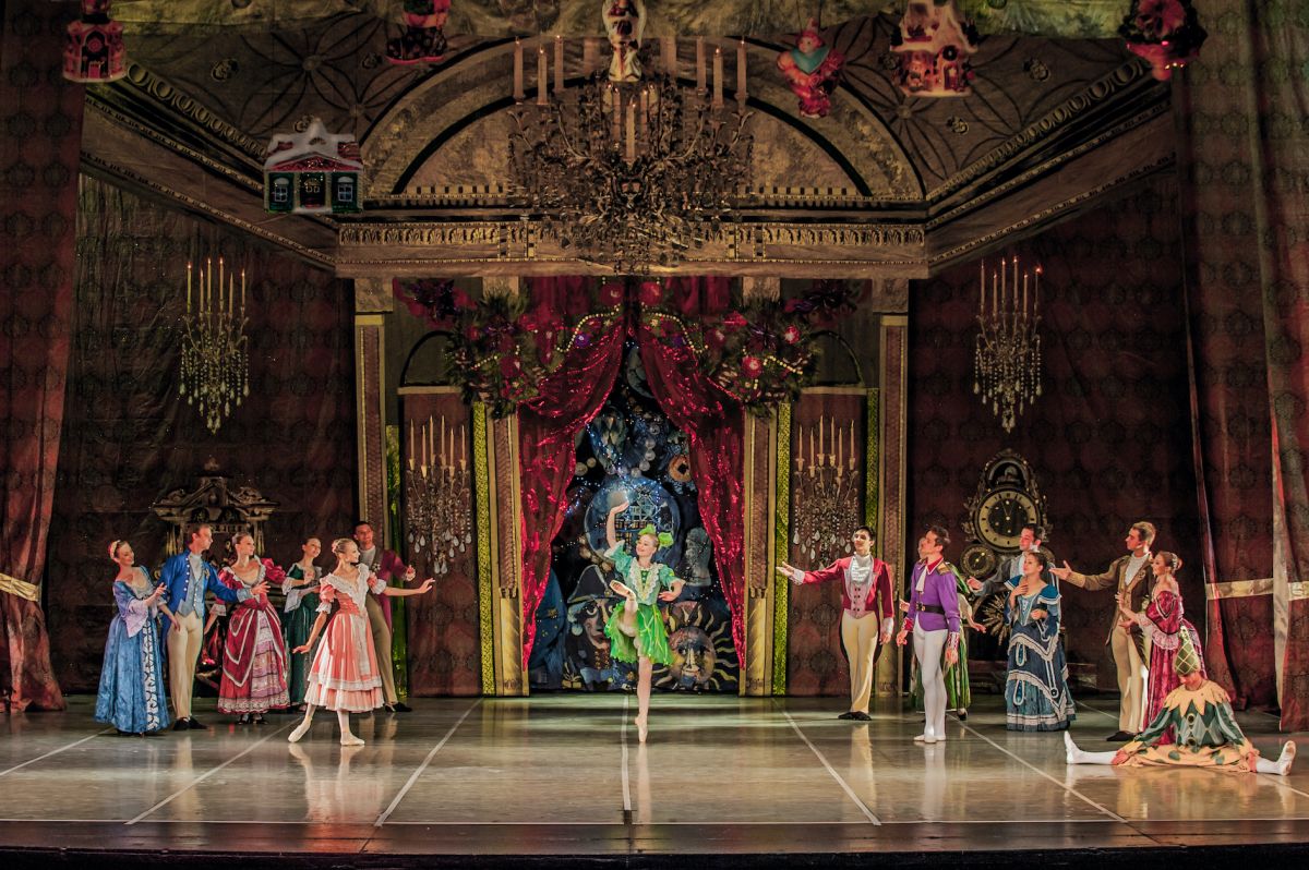 ▲莊人祥今（18）日透露，莫斯科古典芭蕾舞團44名需接受居家隔離者，在今天會分批搭乘3架班機離台。（圖／聯合數位文創提供)