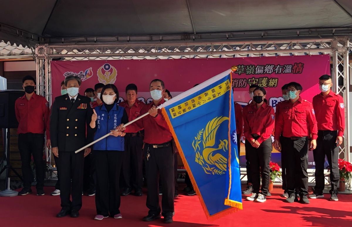 ▲草嶺義消分隊由縣長張麗善授旗成軍。（圖／記者蘇榮泉攝，2020.12.16）