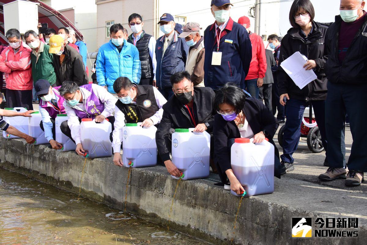 ▲彰化縣政府辦理使用液態稻草分解菌示範觀摩，液態稻草分解菌也可直接在水源頭滴灌方式散布至整個稻田，減少稻草露天燃燒。（圖／記者陳雅芳攝，2020.12. 16）