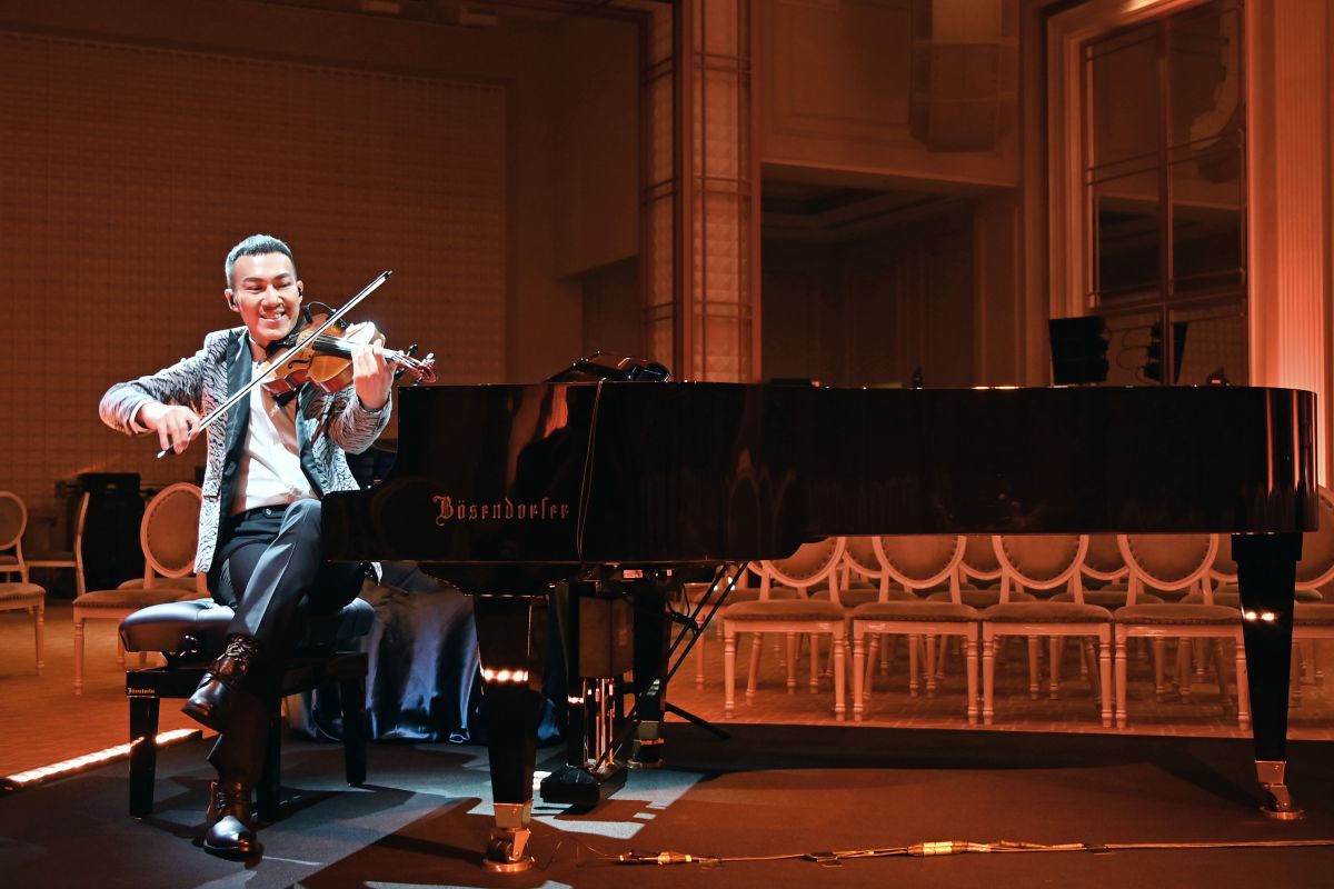 ▲阿龔留著壞掉的琴，作為保平安的幸運物。（圖／環球音樂提供）