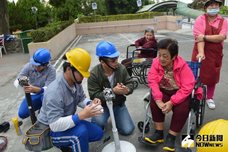 ▲達德商工學生維護整理長者的電風扇,進行清潔立扇、桌扇、等馬達綿絮灰塵與軸心卡毛髮清潔及上油保養,避免電風扇運轉過熱燃燒。(圖/記者陳雅芳攝,2020.12.