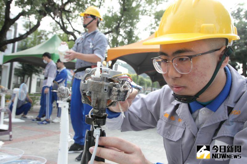 ▲衛福部中區老人之家商請達德商工電機科「電機科家電服務隊」進行家電安全把關。(圖/記者陳雅芳攝,2020.12.