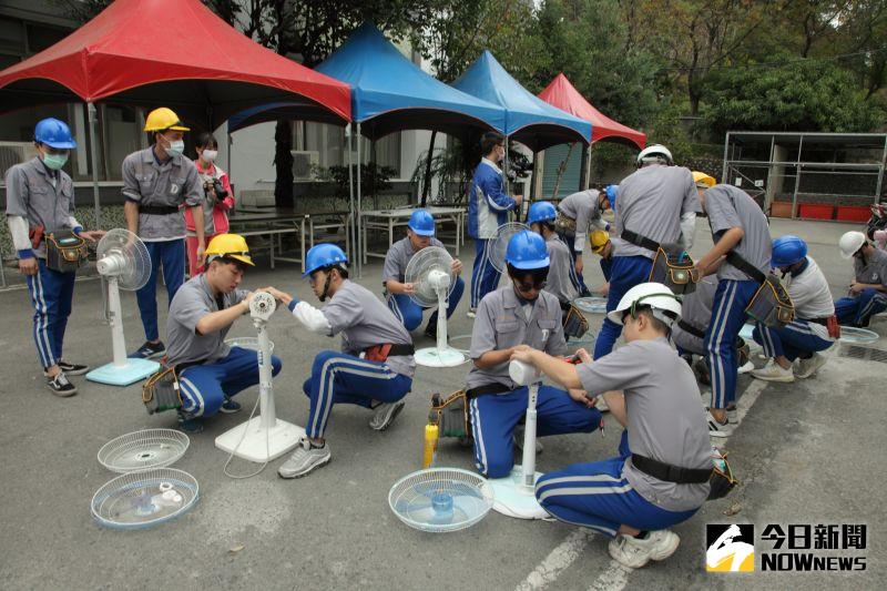 ▲達德商工電機科許世宗老師帶領30位學生,來到中區老人之進行怡養大樓132位長輩所使用電風扇清潔保養。(圖/記者陳雅芳攝,2020.12.