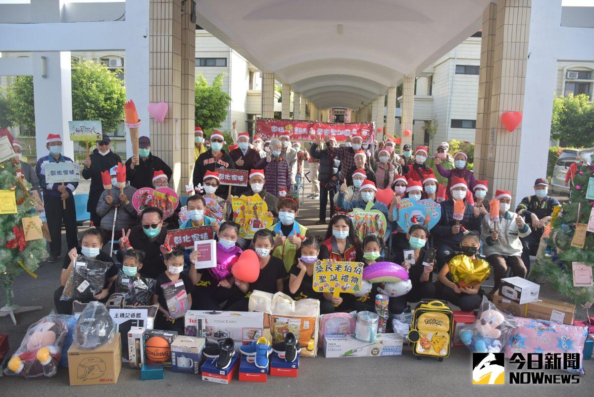 ▲每年扮演真實版的耶誕老公公老奶奶來幫家扶兒圓夢，中彰榮譽國民之家舉辦聖誕圓夢禮物捐贈儀式及感恩活動，場面充滿歡笑。（圖／記者陳雅芳攝，2020.12. 16）