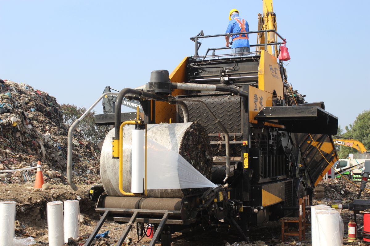 ▲古坑垃圾場進行打包作業爭取暫囤空間，縣長張麗善前往視察並呼籲民眾配合做好垃圾分類。（圖／記者簡勇鵬攝，2020.12.16）