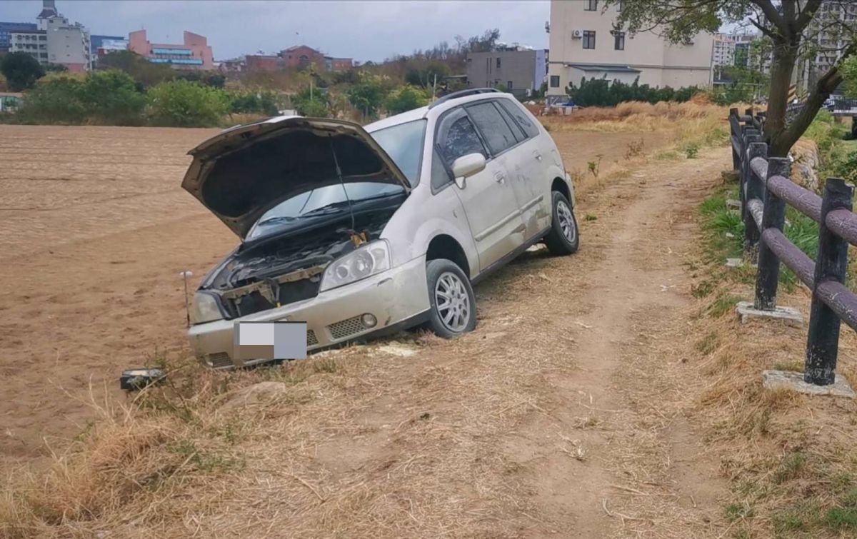 ▲因輪台高速轉動磨擦，意外點燃枯草引發火災。(圖/ 記者蔡若喬攝)